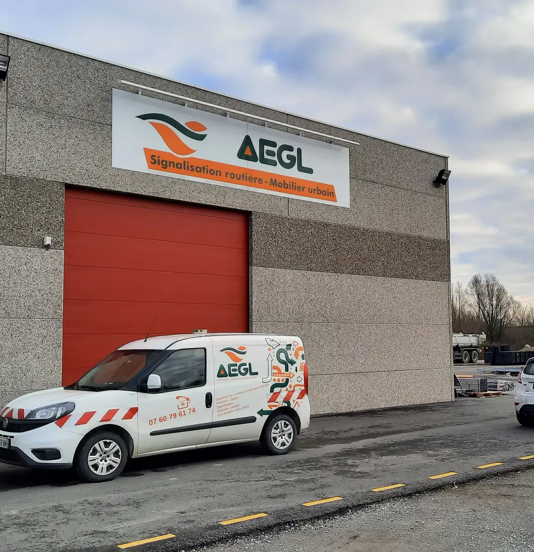 Bâtiment AEGL avec son enseigne et un véhicule utilitaire aux couleurs de l'entreprise
