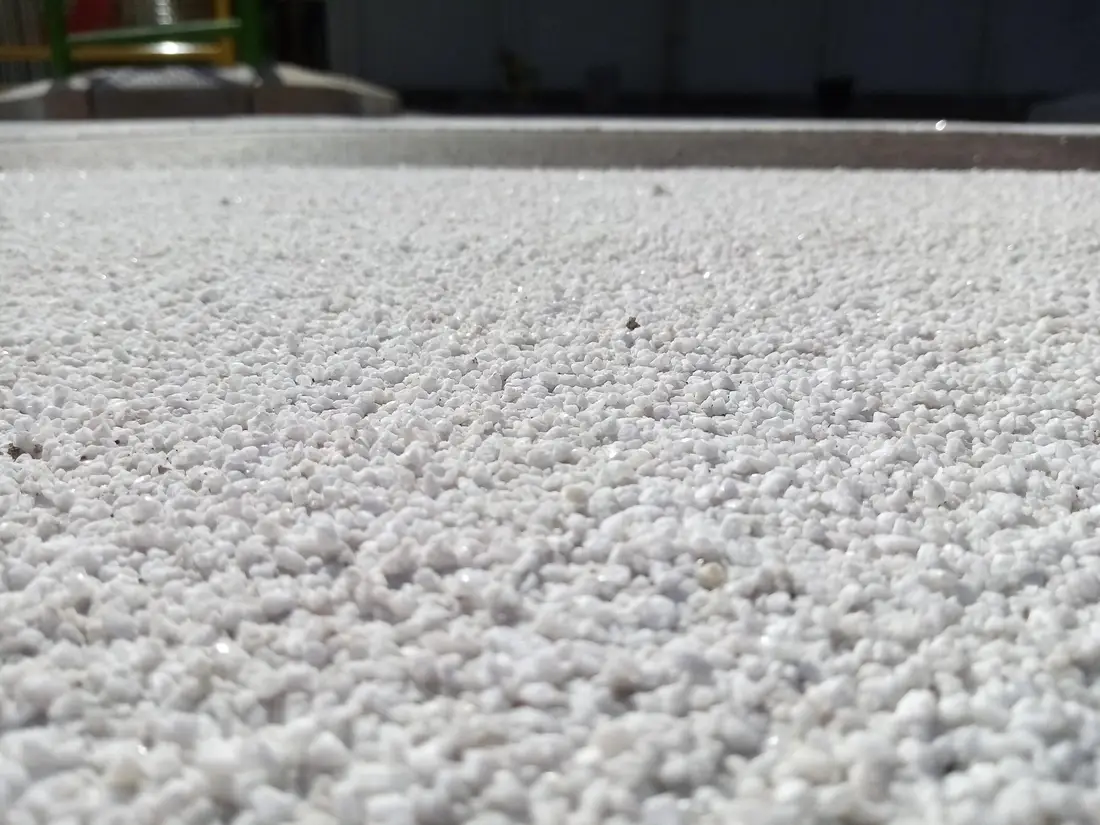 Granulat blanc en gros plan