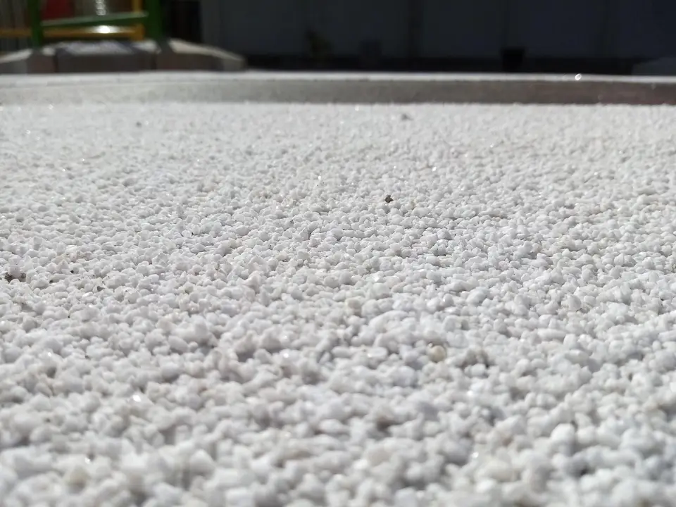 Granulat blanc en gros plan