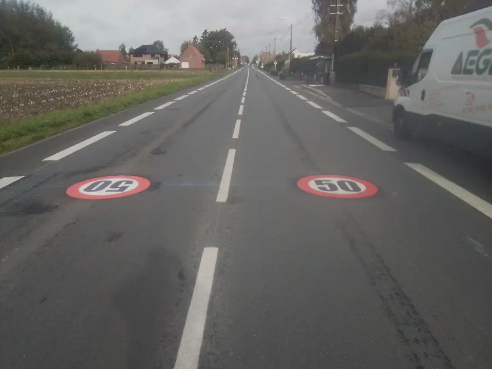 Marquages de limitation de vitesse 50 peints sur la chaussée, véhicule AEGL à droite
