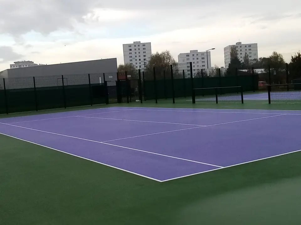 Court de tennis violet et vert à lignes de jeu blanches